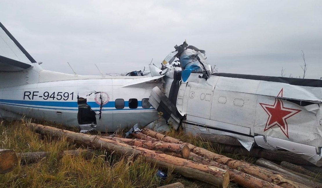 Avião russo cai na cidade de Menzelinsk e deixa mortos e feridos