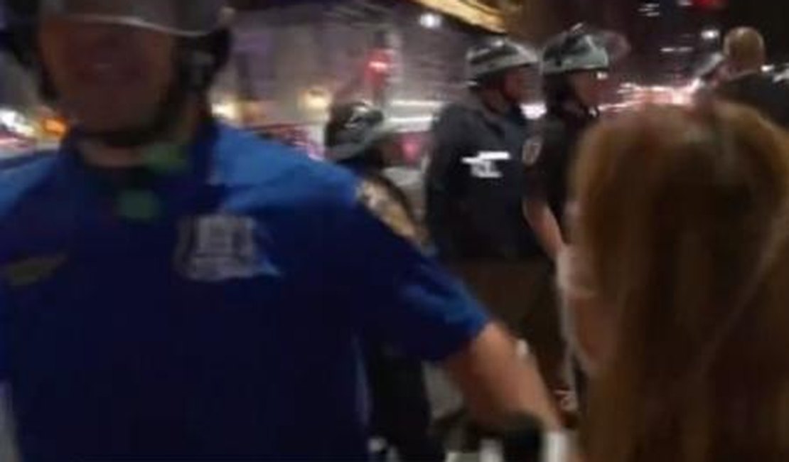 Repórter da GloboNews é empurrada ao vivo por policial em protesto nos EUA