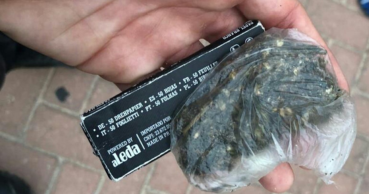 Seis são flagrados fumando maconha na praia de Jatiúca em Maceió