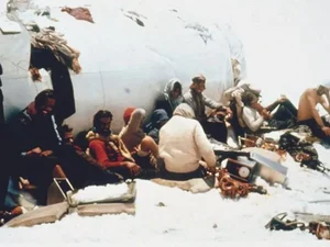 'A Sociedade da Neve': as imagens reais feitas por sobreviventes de tragédia nos Andes à espera do resgate