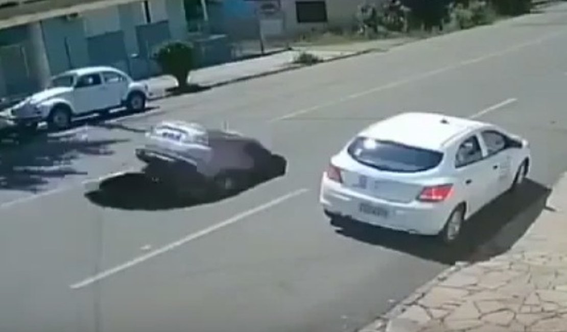 [Vídeo] Carro é engolido por cratera após asfalto ceder