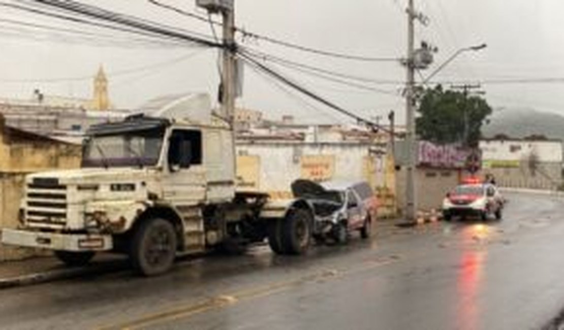 Caminhão desgovernado atinge carros próximo ao centro de Santana