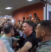 Bolsonaro é recebido por apoiadores no Aeroporto Zumbi dos Palmares