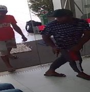 [Vídeo] Dupla armada assalta clientes e funcionários em loja de aluguel de roupas, em Arapiraca