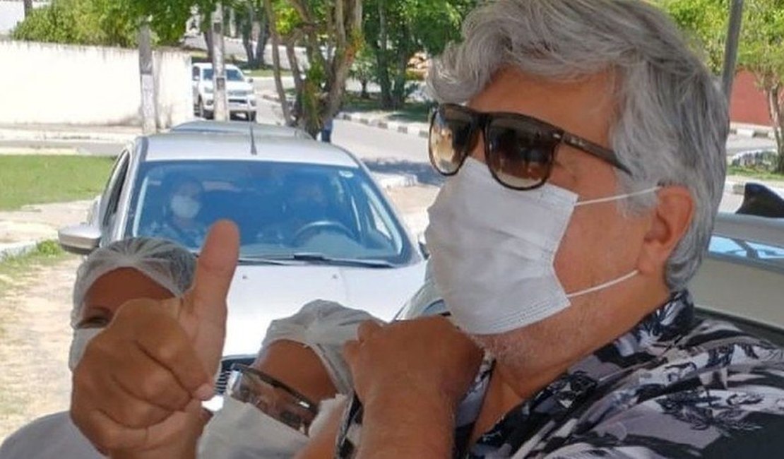Sidney Magal é vacinado contra covid e celebra na web: 'Viva o SUS'