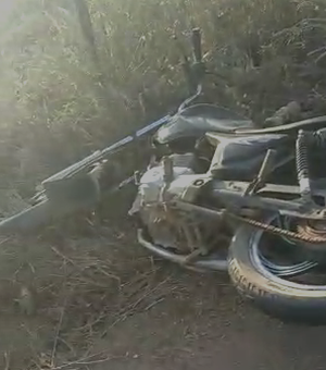[Vídeo] Motociclista fica ferida após colidir contra veículo no Agreste