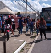 Candidatos a prova prática do Detran fecham rua após cancelamento