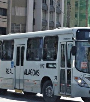 Trio armado sequestra ônibus e promove arrastão entre passageiros