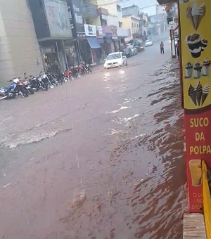 [Vídeo] Ruas de Palmeira dos Índios ficam alagadas após fortes chuvas que atingem a região