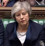 Parlamento britânico mantém May no cargo apesar de derrota no Brexit