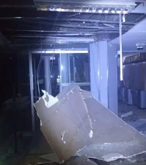 Bandidos explodem caixas eletrônicos em agência bancária no DF