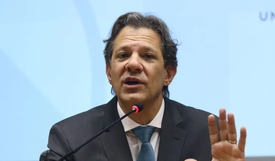 Queda do dólar gera espaço para ajuste de preço de combustíveis pela Petrobras, diz Haddad