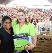 Prefeita Eronita Sposito entrega presentes no Dia das Mães em Porto Calvo