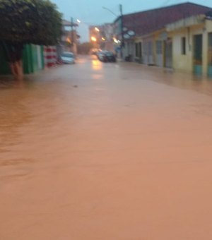 [Vídeo]Chuva provoca alagamentos em Japaratinga durante a madrugada