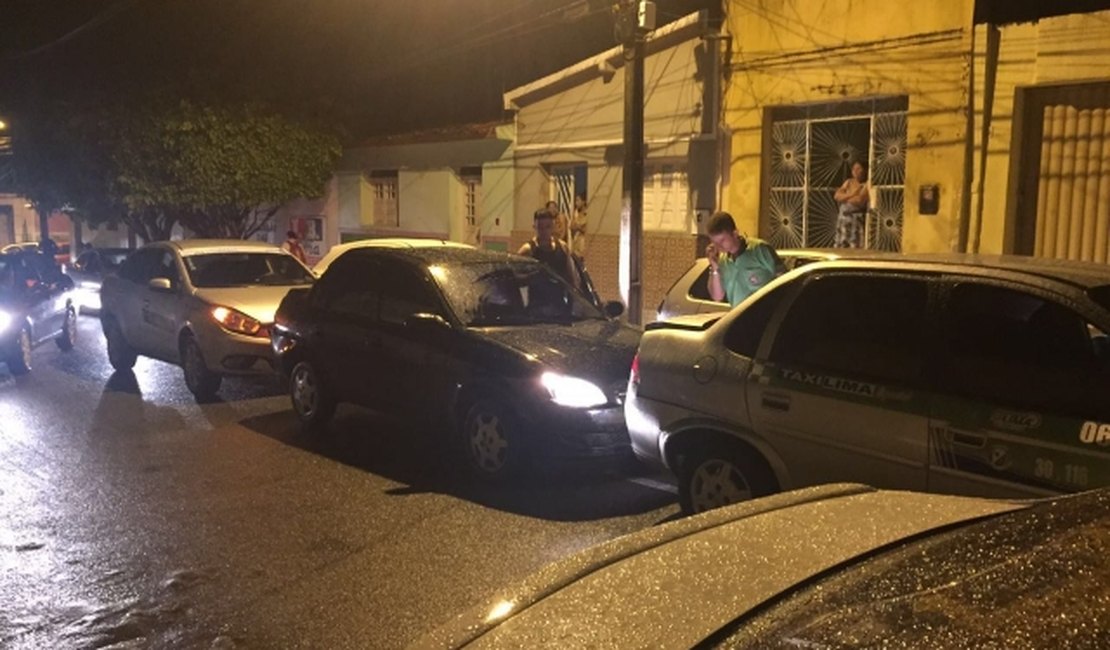 Falta de atenção envolve motoristas em engavetamento no Centro de Arapiraca