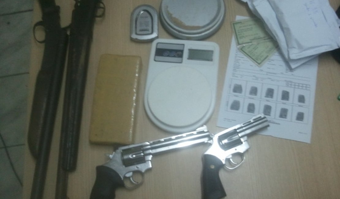 Três pessoas são presas suspeitas de tráfico de drogas e porte ilegal de arma em Maceió