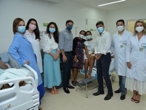Teca Nelma acompanha início das reconstruções mamárias em mulheres mastectomizadas