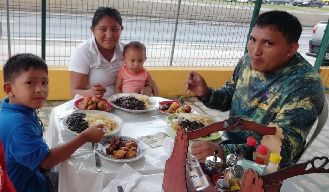 Grupo indígena de imigrantes venezuelanos em Maceió pede doações de alimentos