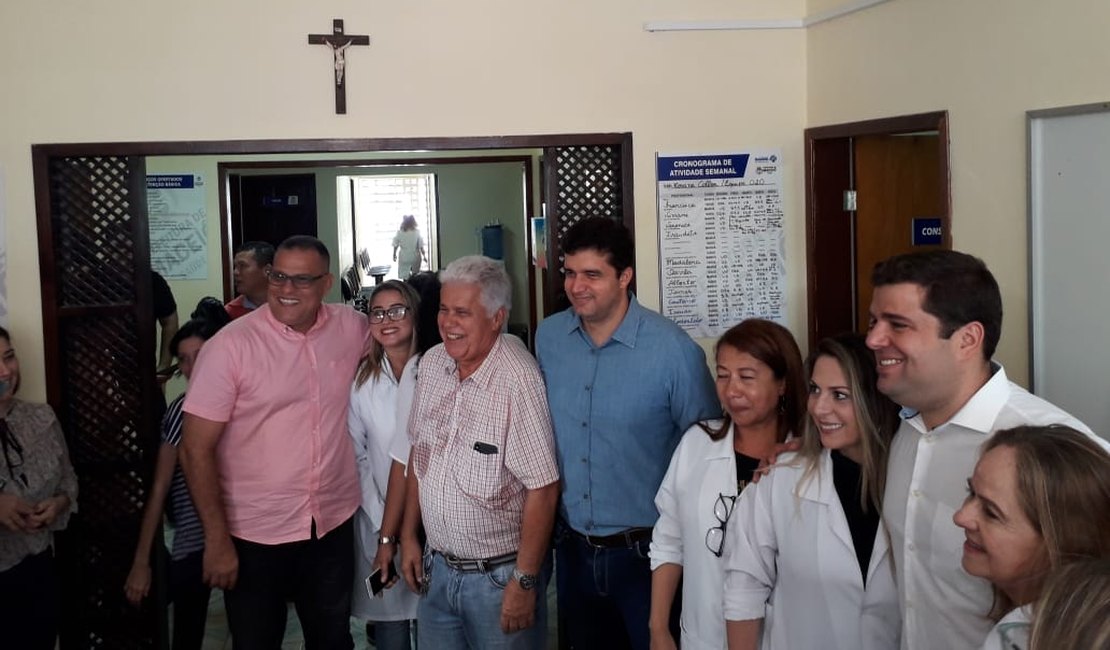 Rui Palmeira entrega quadra poliesportiva e unidade de saúde na parte alta de Maceió