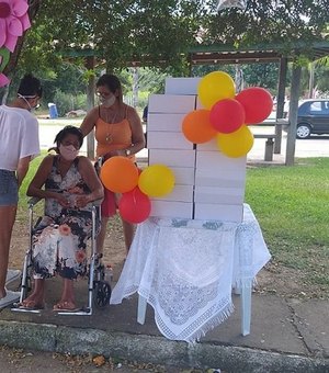 Idosa completa 90 anos e recebe 'aniversário drive-thru' para celebrar a data em Búzios, no RJ