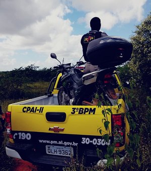 Motocicleta roubada é recuperada dentro de matagal em Arapiraca