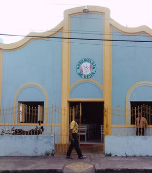 Fiéis dizem que pastor está fechando as portas da igreja em Campo Alegre