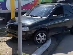 Dupla assalta motorista por aplicativo em Arapiraca, foge para Maceió e bate em poste