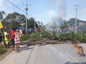 [Vídeo] Manifestantes bloqueiam AL 101 Norte em Maragogi