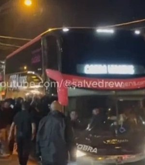 Corinthians é recebido com protestos em Santos e decide voltar para São Paulo