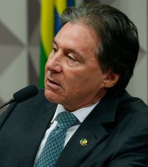 Após desmaio, Eunício Oliveira é internado em UTI em Brasília