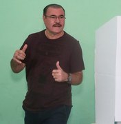 Cícero Almeida vota pela manhã na Pajuçara