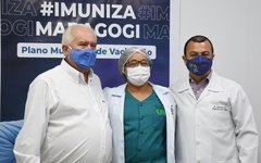 Médico e prefeito Sérgio Lira (esquerda) acompanhou a vacinação