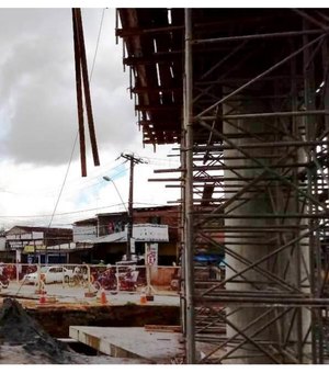 Obras do viaduto da PRF interditam trânsito na BR-104, em Maceió