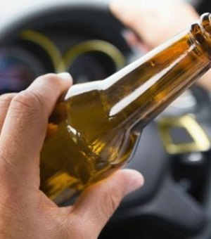 Condutor com sinais de embriaguez se recusa a fazer teste do bafômetro e é preso