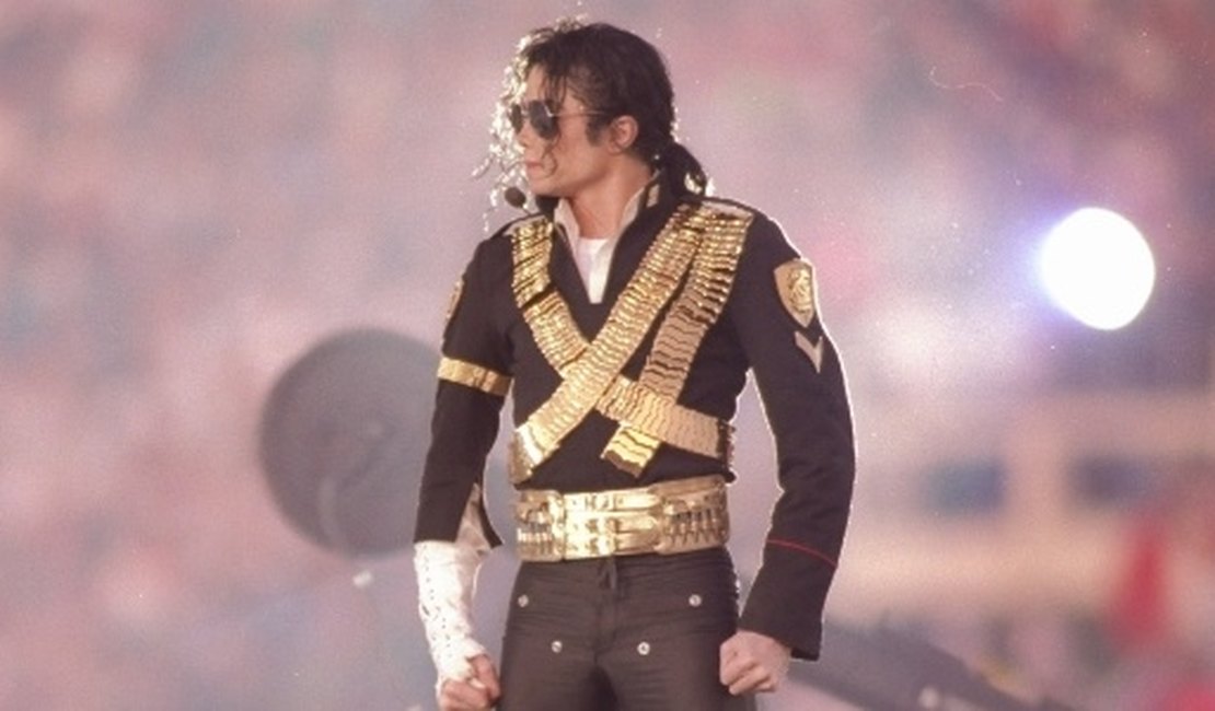 Michael Jackson colecionava imagens de pornografia infantil, diz site