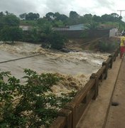 [Vídeo] Volume de água do Rio Poção surpreende população e motoristas 