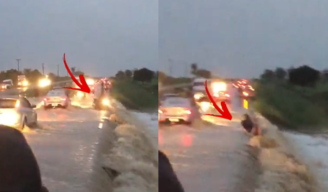 Motociclista é levado pela força da enxurrada das chuvas na rodovia AL-220