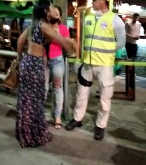 [Vídeo] Enfermeira é detida após xingar policiais na orla de Maceió