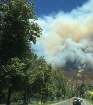 Incêndio na Califórnia desaloja mais de 80 mil e atinge comércio e residências