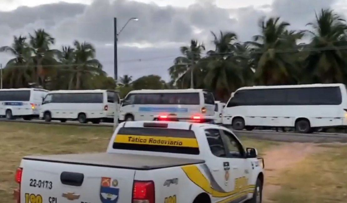 [Vídeo] Transportadores complementares fazem manifestação cobrando fiscalização dos táxis