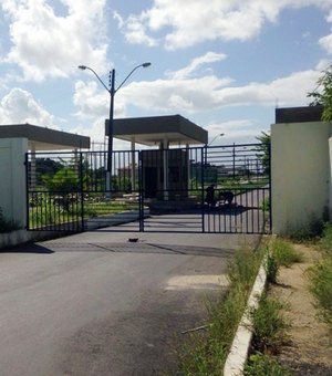 Acesso lateral do campus da Ufal em Maceió é interditado para instalação de guarita