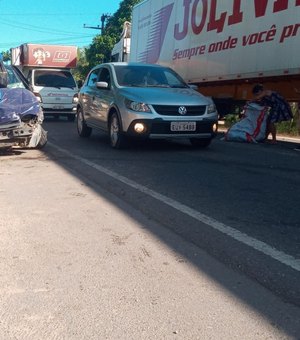 [Vídeo] Acidente entre carreta e carro de passeio deixa motorista ferido em Arapiraca