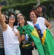 Bolsonaro chega ao Recife com presença de apoiadores