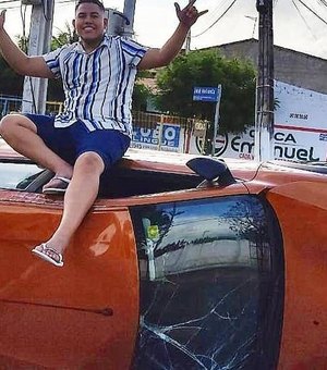 Motorista de app faz foto sobre carro capotado em Maracanaú e viraliza
