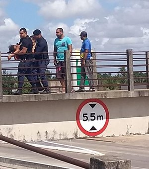 Mulher tenta pular de viaduto em Teotonio Vilela e é impedida por guardas municipais