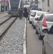 Carreta quebra em trilhos de VLT e causa congestionamento em Maceió 
