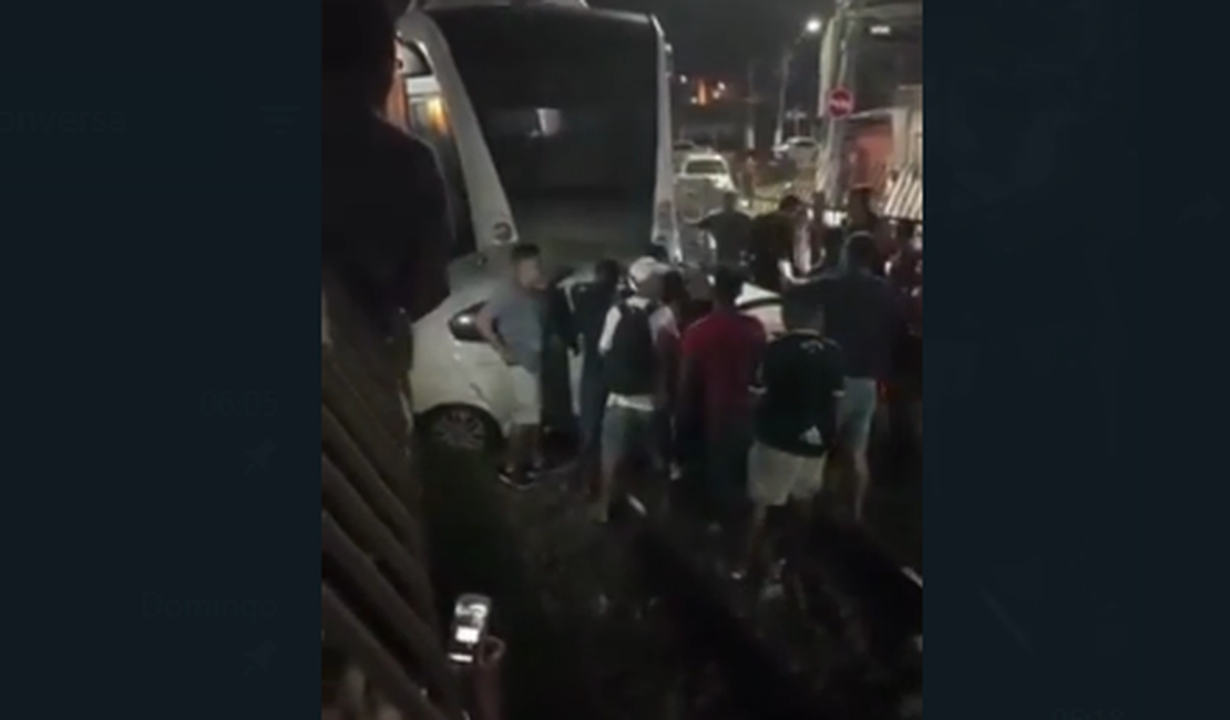 [Vídeo]Motorista tenta cruzar a linha férrea e carro colide em VLT na Cambona