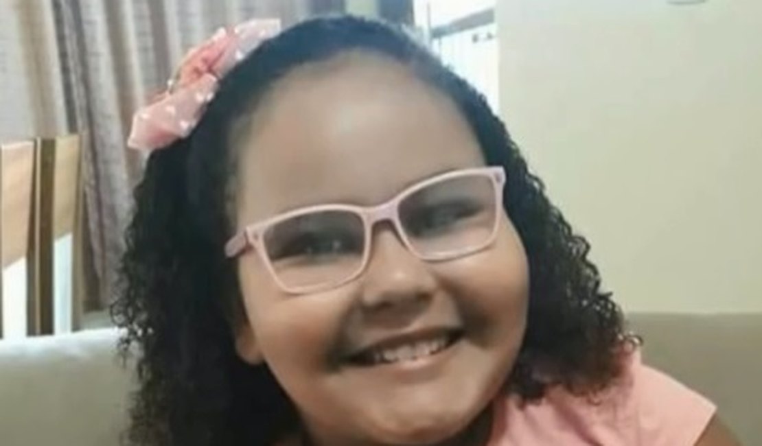 Menina de 8 anos morre atingida por bala perdida no sofá de casa