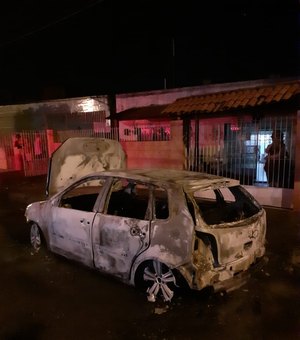 Carro pega fogo durante a madrugada na parte baixa de Maceió