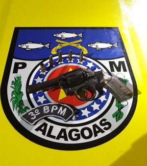 Após denúncia, polícia prende homem com arma dentro de bar em São Sebastião